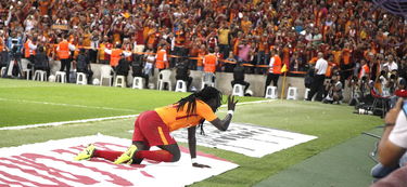 开云下载-JDG险胜GEN，Ruler单局斩获MVP四强赛3:2大战震撼伦敦