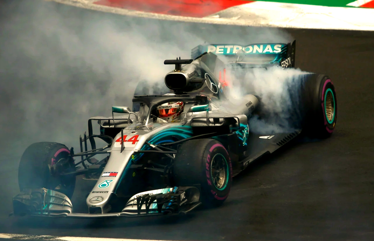 哈斯车队鏖战红牛二队，汉密尔顿关键制胜